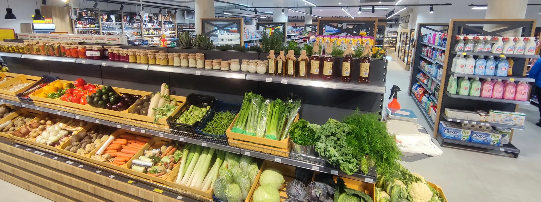 BLE Mesh wireless dimming solution for retail stores with track lights over a supermarket aisle
